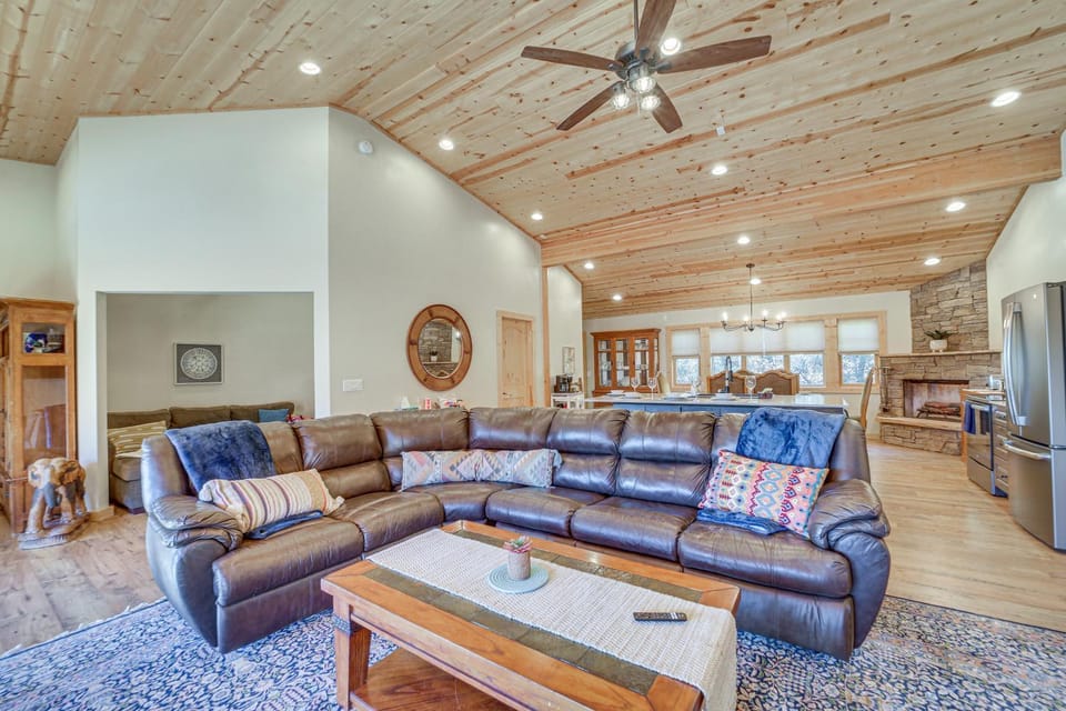 'Lavender Lodge' Mountain-View Pine Cabin w/ Deck Cabin in Pine