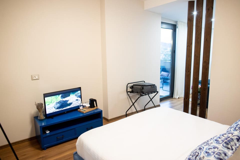 Bed, TV and multimedia, Photo of the whole room, Bedroom