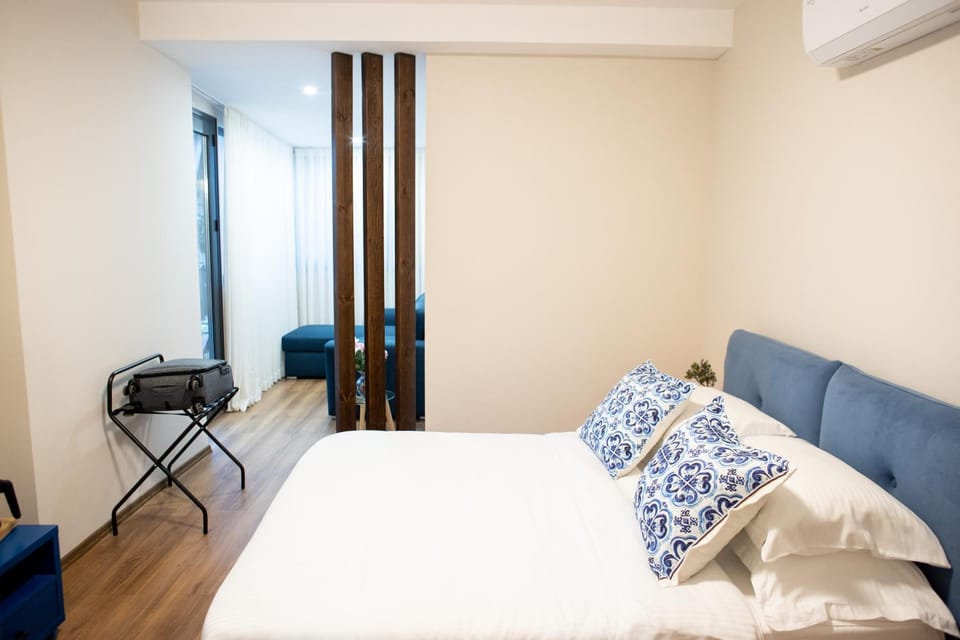 Bed, Photo of the whole room, Seating area, Bedroom