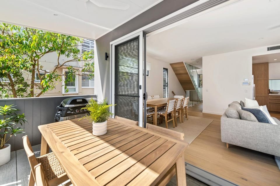 Luxury Retreat New Villa 17, Hastings St Villa in Noosa Heads