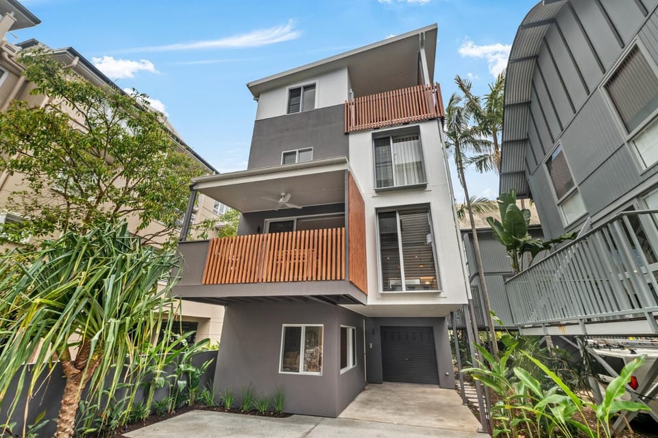 Luxury Retreat New Villa 17, Hastings St Villa in Noosa Heads