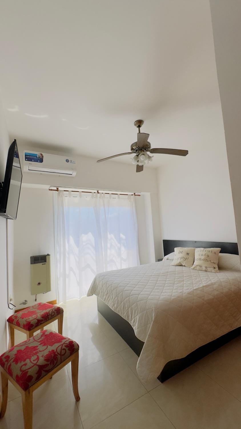 Bed, TV and multimedia, Photo of the whole room, Bedroom, air conditioner
