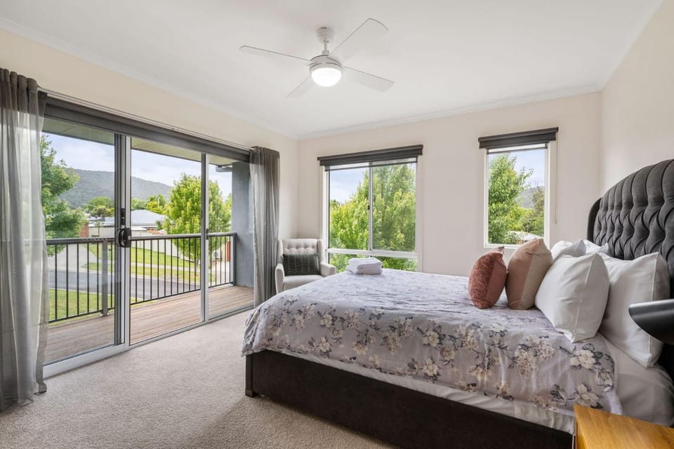 3 Peaks Rise Bright House in Porepunkah