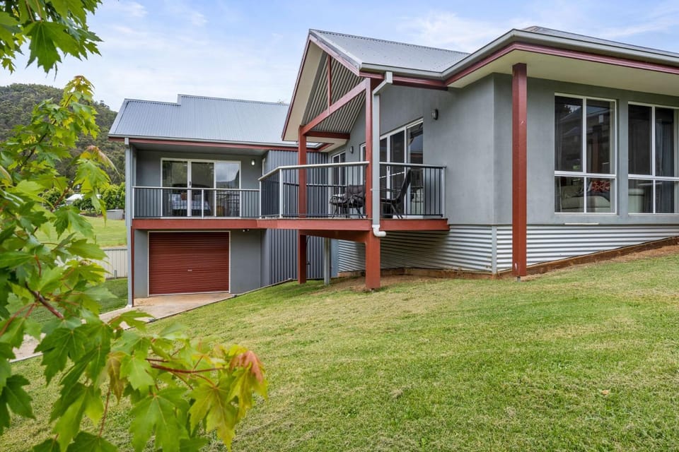 3 Peaks Rise Bright House in Porepunkah