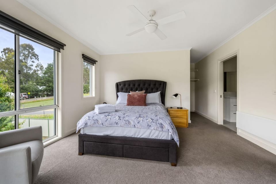 3 Peaks Rise Bright House in Porepunkah