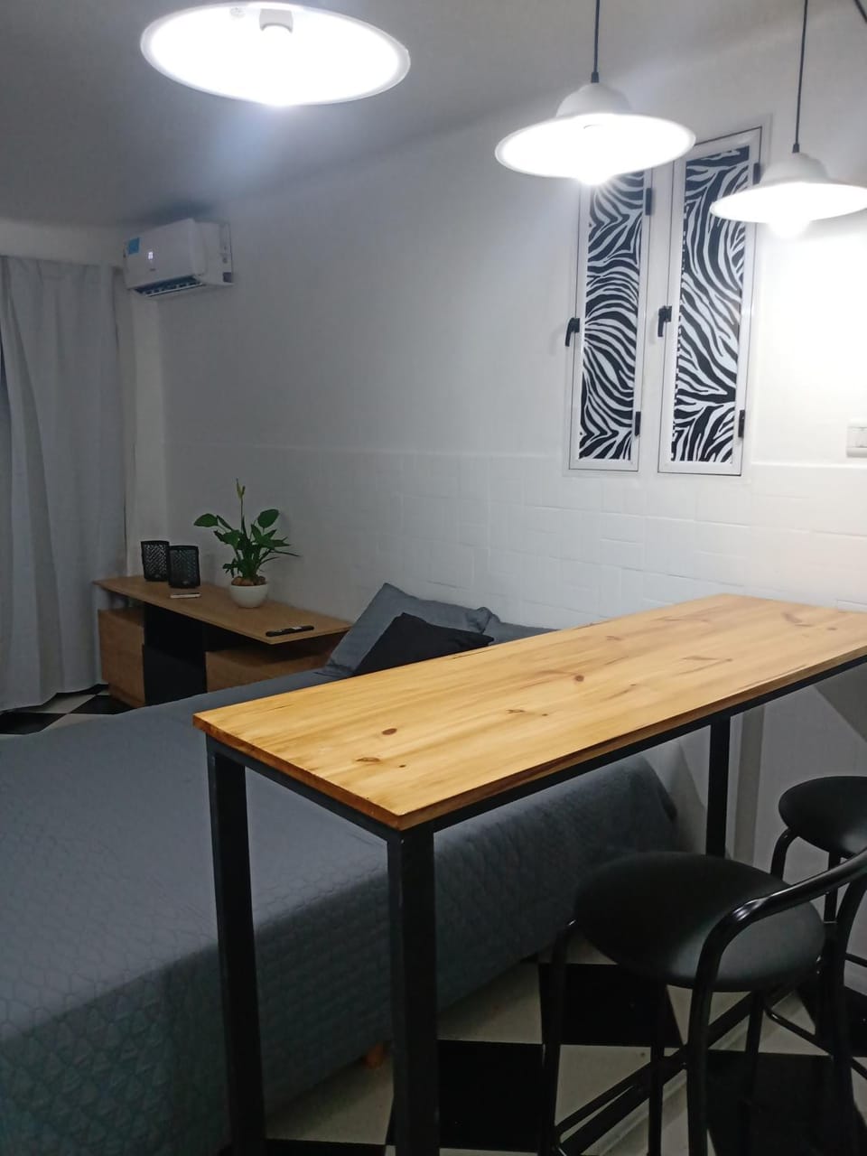 Dining area, Guests, air conditioner