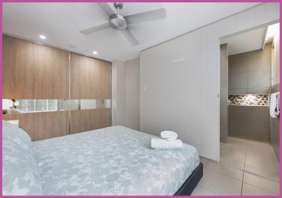 Bed, Photo of the whole room, Bedroom, fireplace, towels
