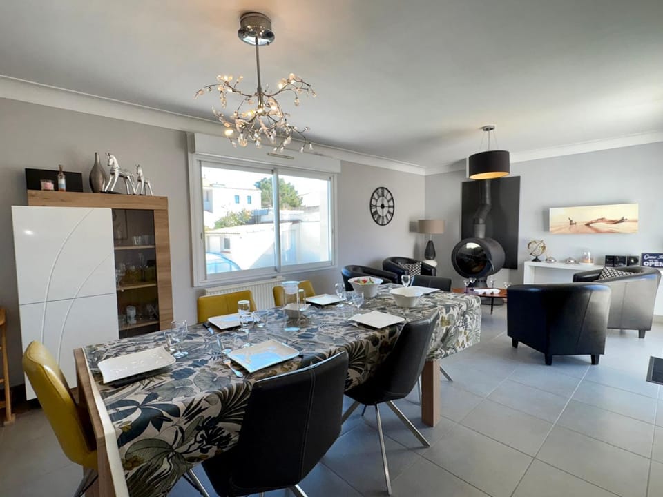 Maison Spacieuse avec Piscine Privée et Jardin à Saint Jean de Monts - FR-1-323-381 House in Saint-Jean-de-Monts
