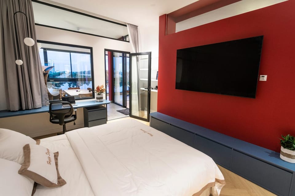 Bed, TV and multimedia, Evening entertainment, Bedroom