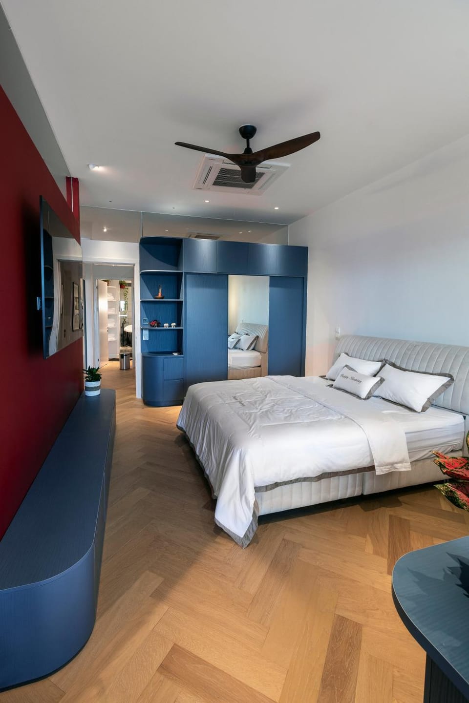 TV and multimedia, Photo of the whole room, Bedroom, fireplace