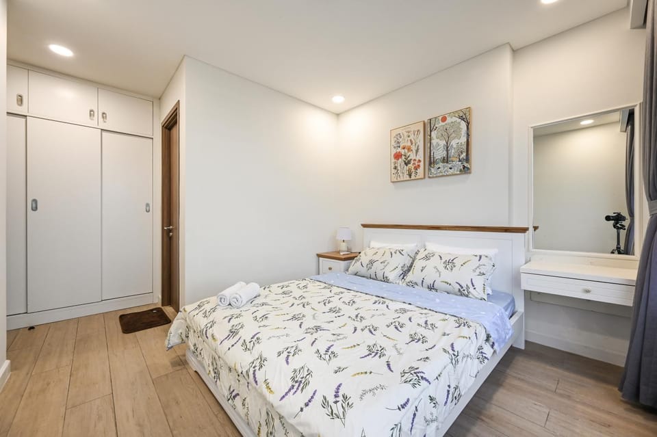 Bed, Photo of the whole room, wardrobe