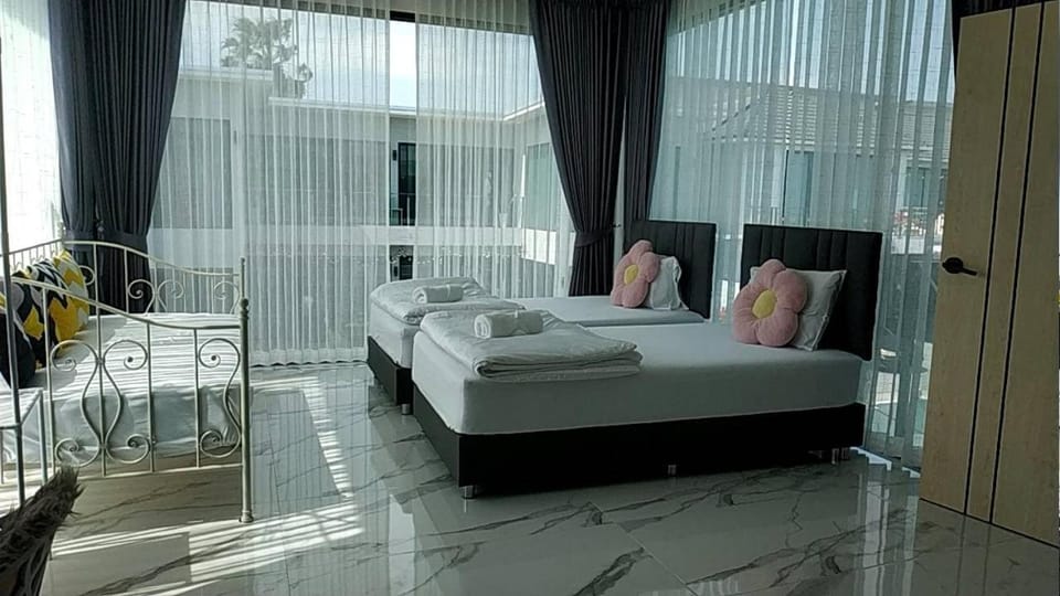 Bed, Photo of the whole room, Bedroom, towels