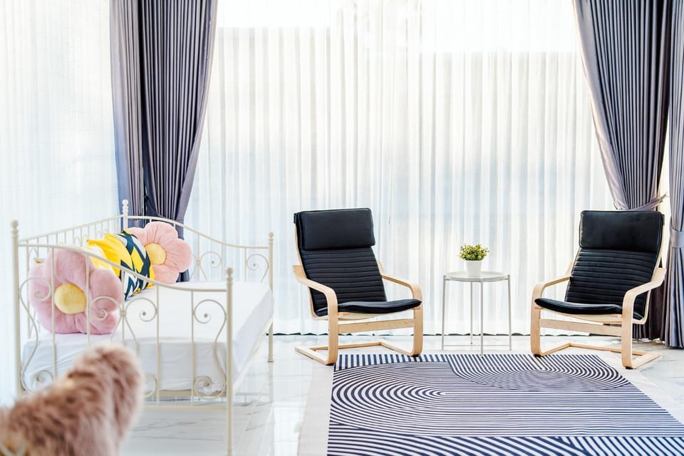 Property building, Living room, Seating area, Bedroom