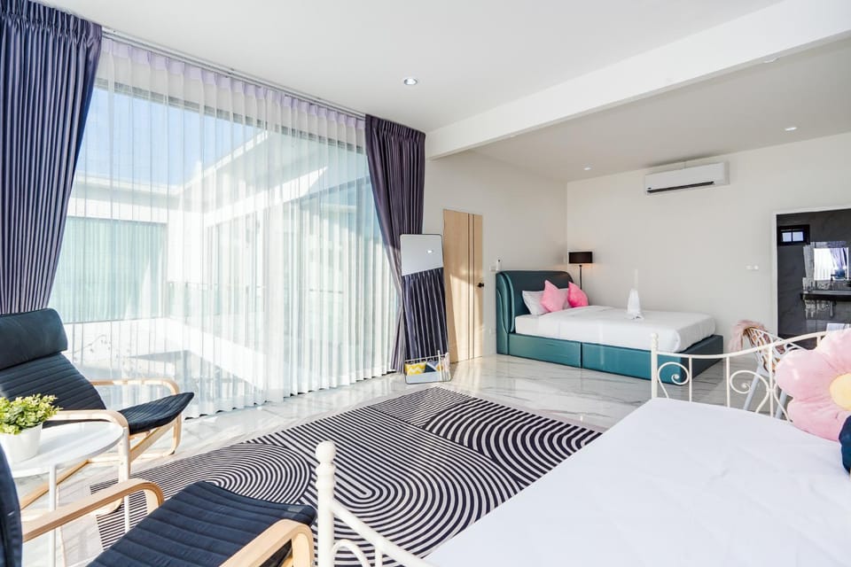 Property building, Bed, TV and multimedia, Living room, Photo of the whole room, Seating area, Evening entertainment, Bedroom, towels, air conditioner