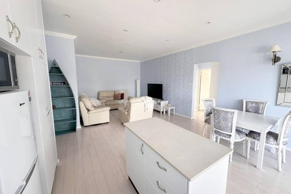 TV and multimedia, Kitchen or kitchenette, Living room, Seating area, Dining area, Evening entertainment