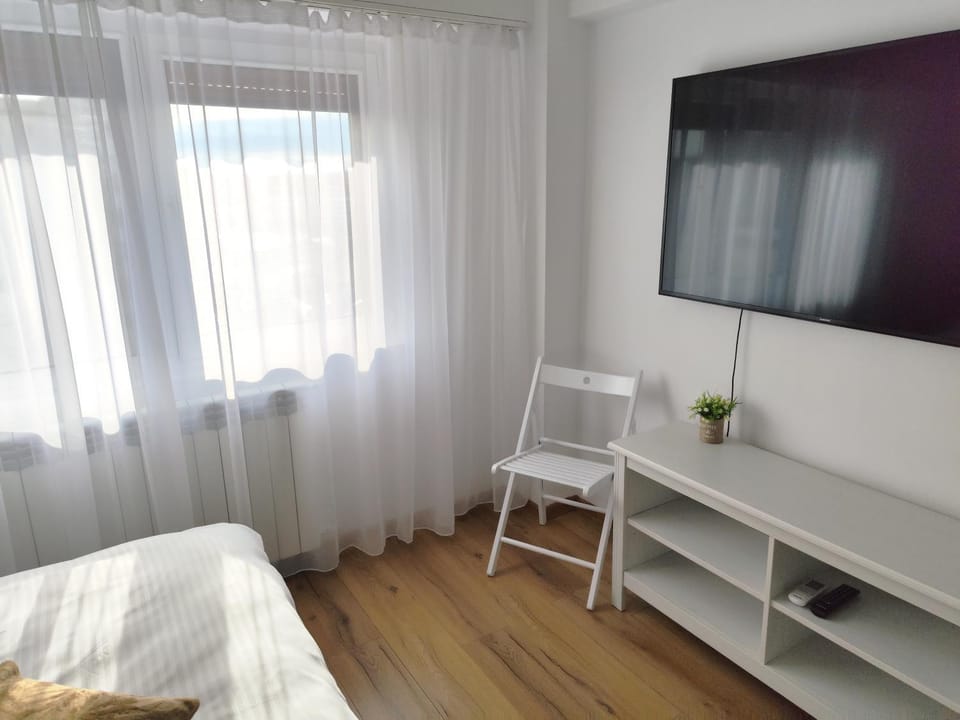 Bed, TV and multimedia, Photo of the whole room, Evening entertainment, Bedroom