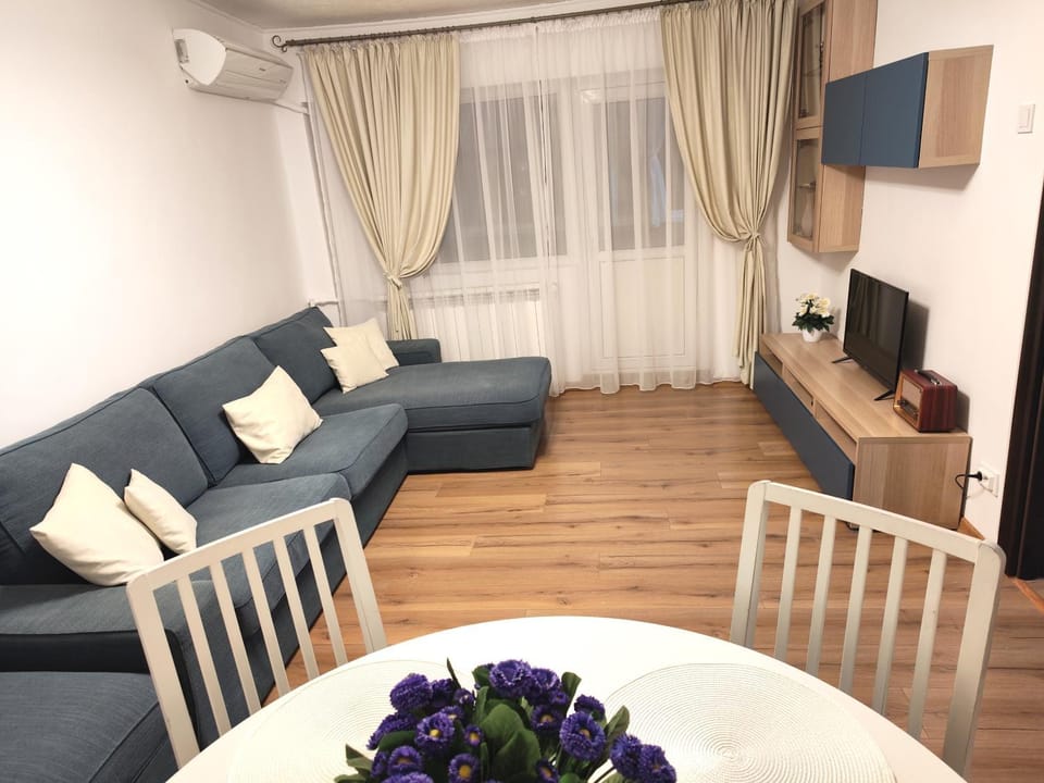 TV and multimedia, Living room, Photo of the whole room, Seating area, Dining area, air conditioner