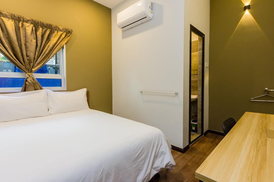 Shower, Toilet, Bed, Photo of the whole room, Seating area, Bedroom, internet, internet, towels, towels, air conditioner