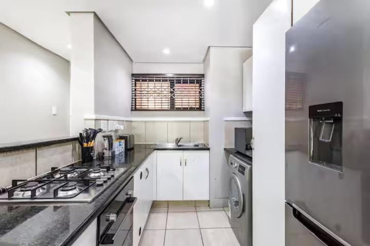 The Green Diamond - Stylish and Spacious Umhlanga Ridge Apartment - Rooftop Pool and King Beds Apartment in Umhlanga