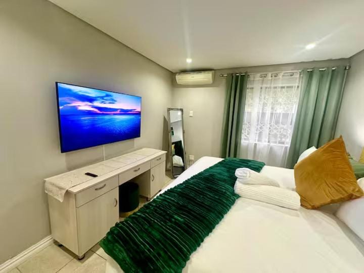 The Green Diamond - Stylish and Spacious Umhlanga Ridge Apartment - Rooftop Pool and King Beds Apartment in Umhlanga
