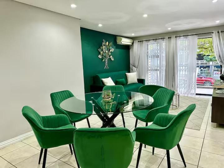 The Green Diamond - Stylish and Spacious Umhlanga Ridge Apartment - Rooftop Pool and King Beds Apartment in Umhlanga