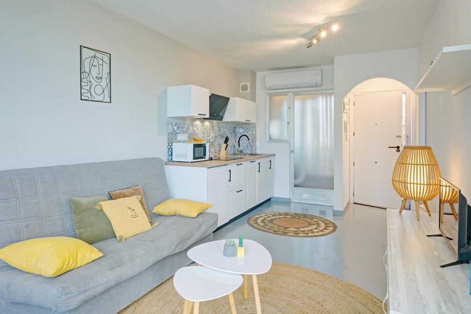 Kitchen or kitchenette, Living room, minibar, air conditioner