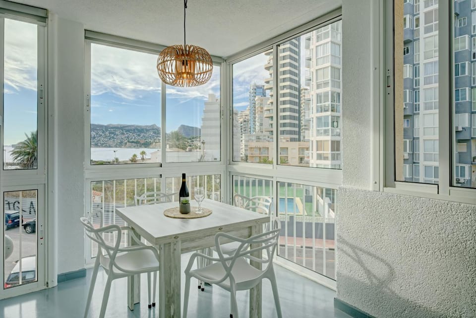 Day, View (from property/room), Dining area, Lake view, Mountain view