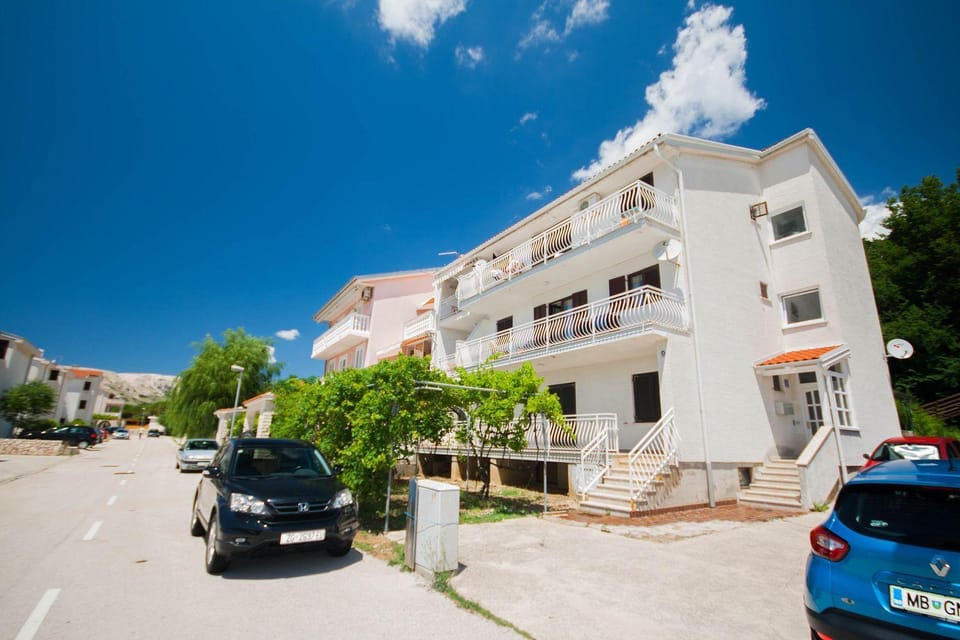 Moderne Unterkunft mit Terrasse, Garten, WiFi, BBQ Apartment in Lika-Senj County