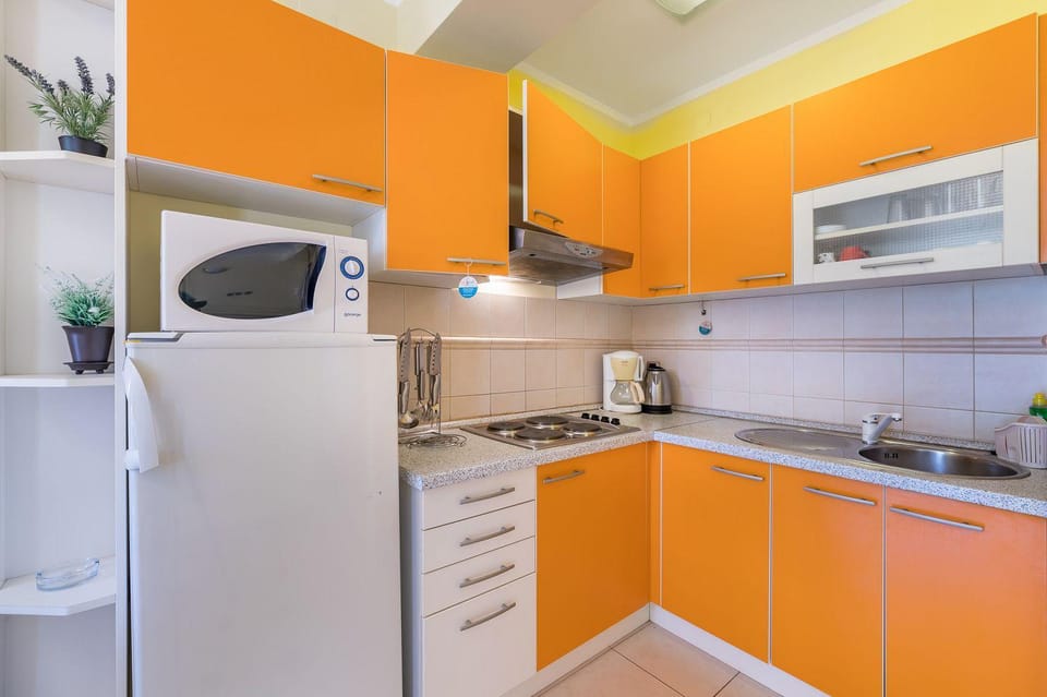 350 Meter zum Strand mit WiFi, Klima Apartment in Lika-Senj County