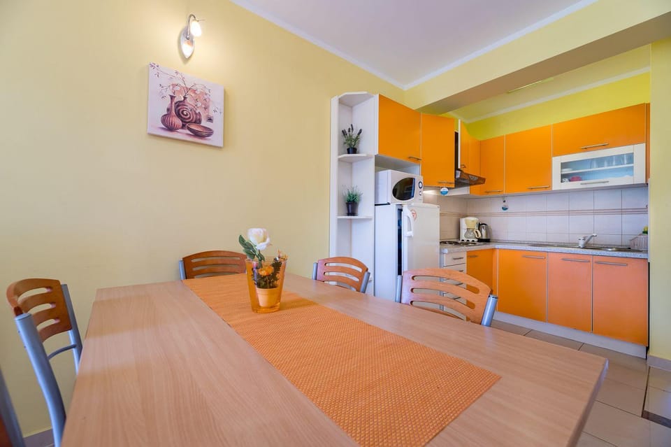 350 Meter zum Strand mit WiFi, Klima Apartment in Lika-Senj County