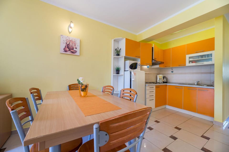 350 Meter zum Strand mit WiFi, Klima Apartment in Lika-Senj County