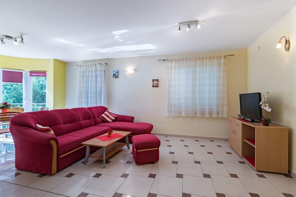 Nur 350 Meter zum Strand mit Klima, WiFi Apartment in Lika-Senj County