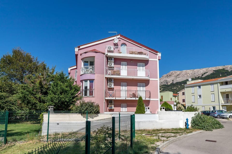 Nur 350 Meter zum Strand mit Klima, WiFi Apartment in Lika-Senj County