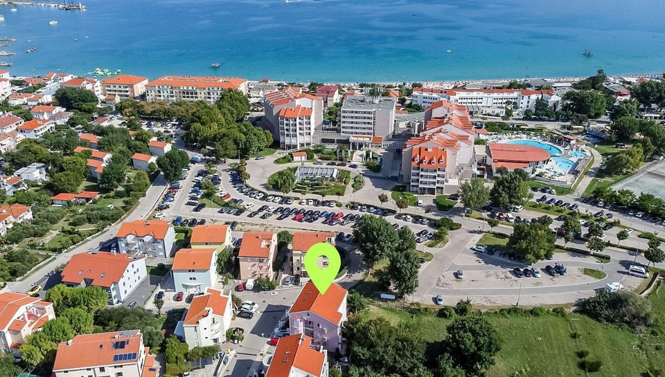 Mit Klima, WiFi, Balkon nur 350 Meter zum Strand Apartment in Lika-Senj County