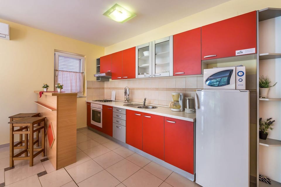 Mit Klima, WiFi, Balkon nur 350 Meter zum Strand Apartment in Lika-Senj County