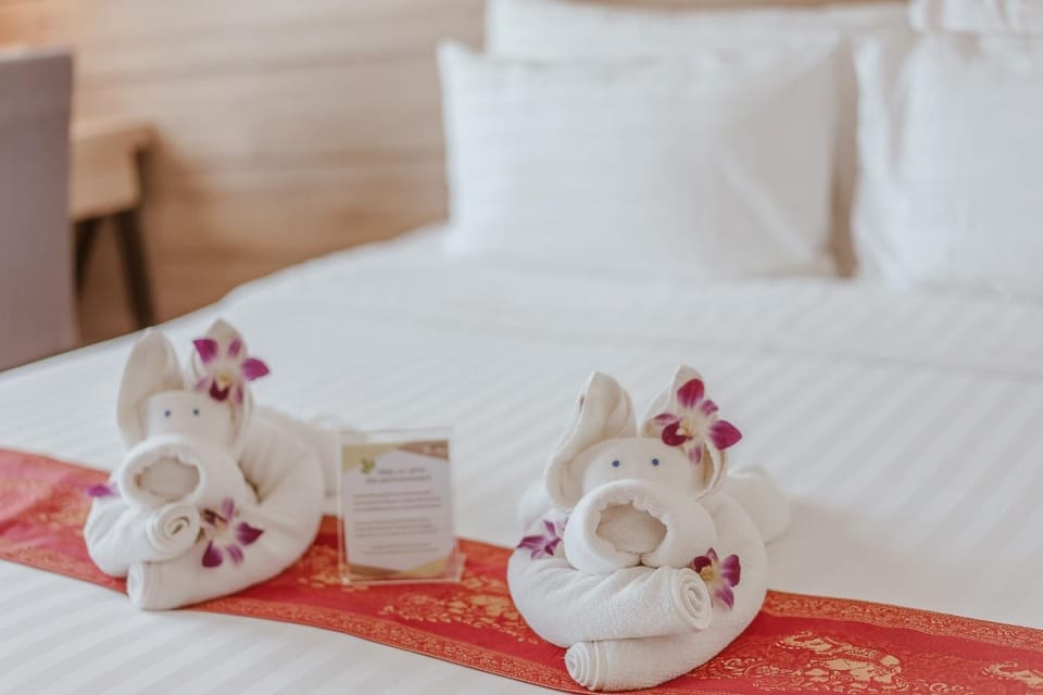 Bed, Bedroom, towels