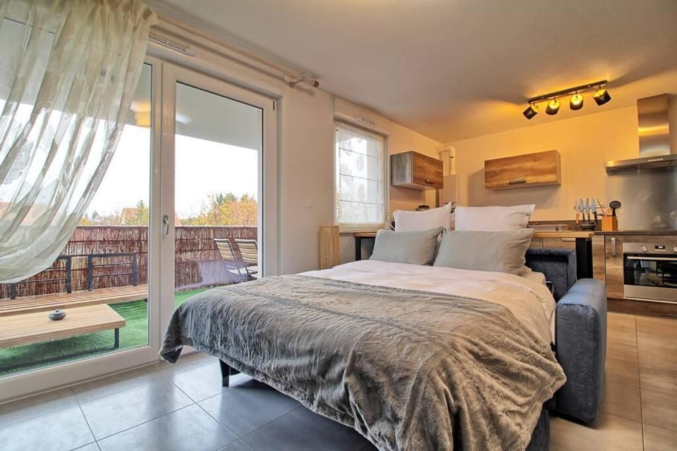 Bed, Living room