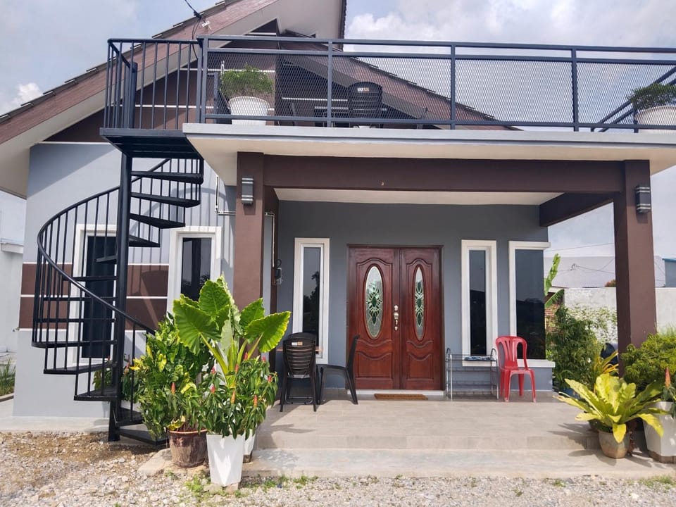 Property building, Facade/entrance, Day, View (from property/room), Balcony/Terrace