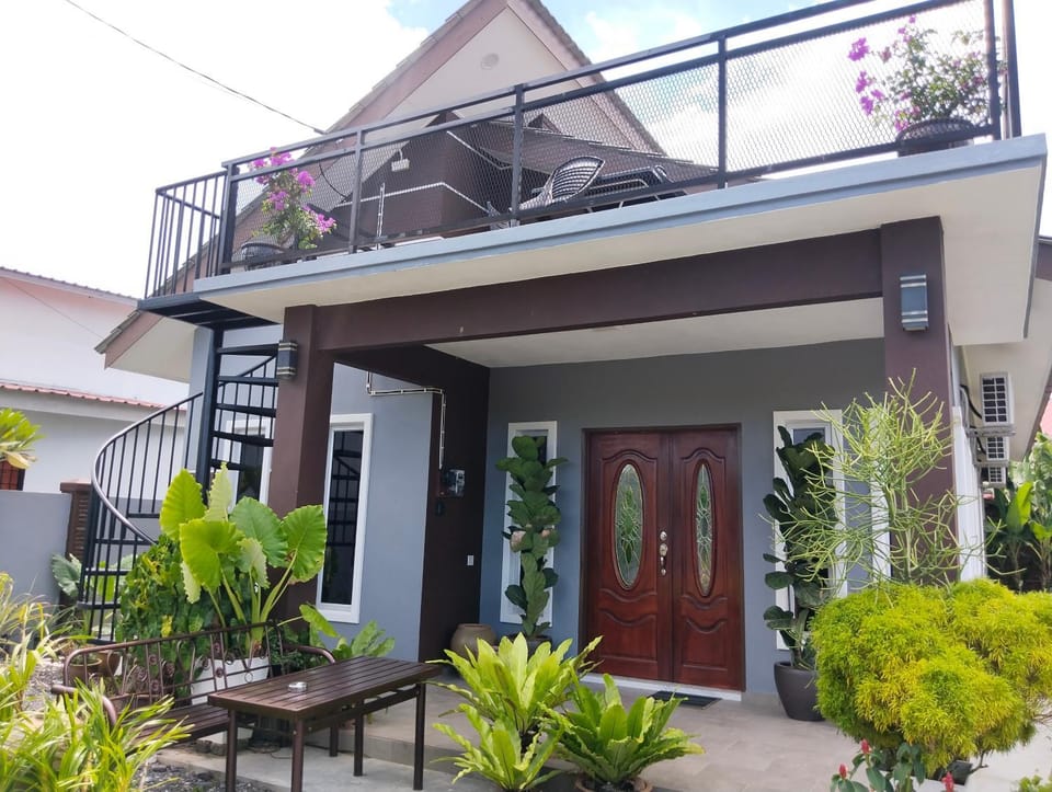 Property building, Day, Balcony/Terrace