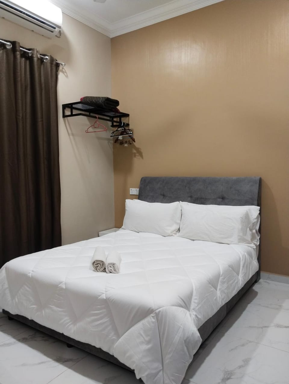 Bed, Photo of the whole room, Bedroom, towels