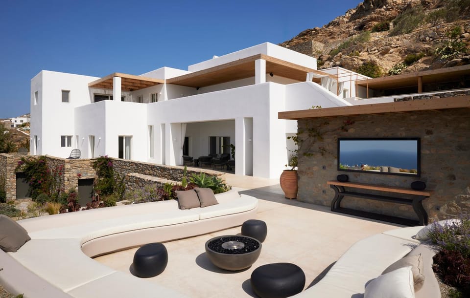 Property building, Natural landscape, Balcony/Terrace, Seating area, Mountain view