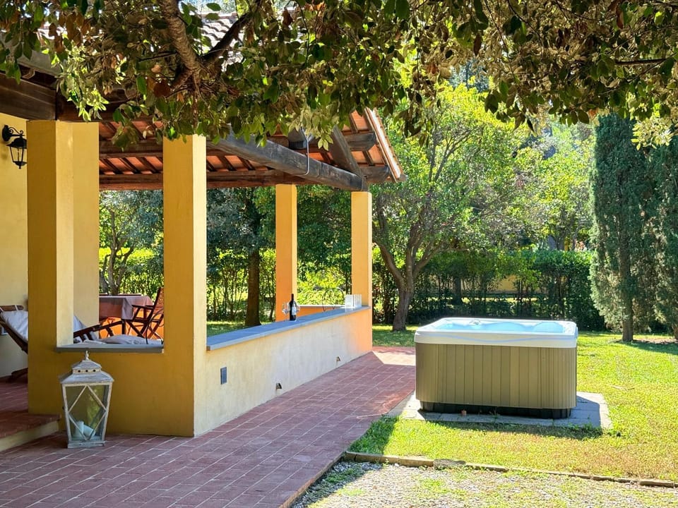 Property building, Garden, Hot Tub, Dining area, Open Air Bath