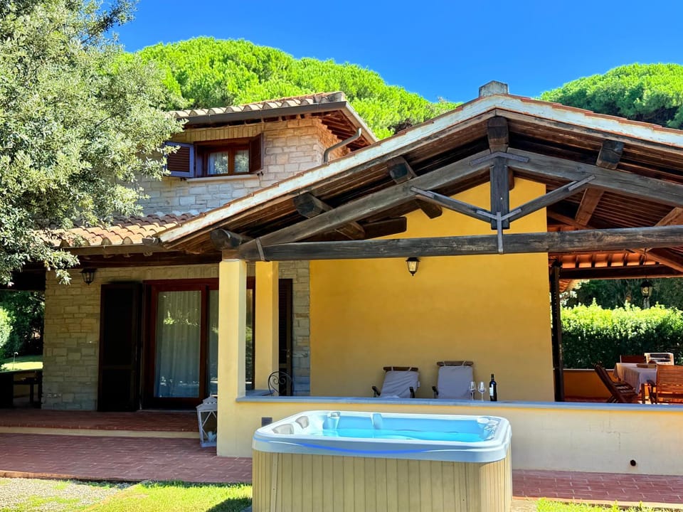 Property building, Patio, Garden, Hot Tub, Dining area