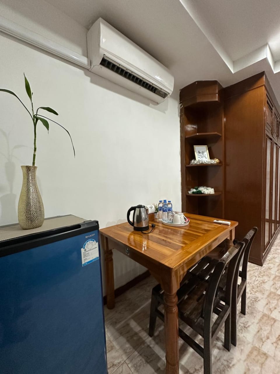 Coffee/tea facilities, Dining area, wardrobe, air conditioner
