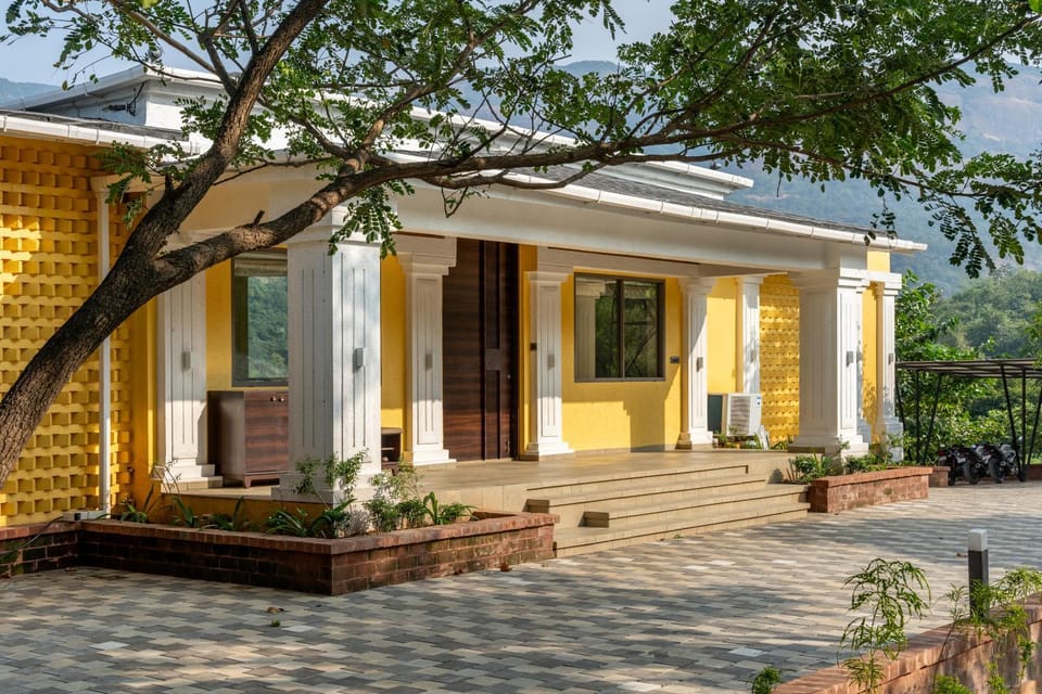Property building, Facade/entrance, Spring, Day, Garden, Garden view