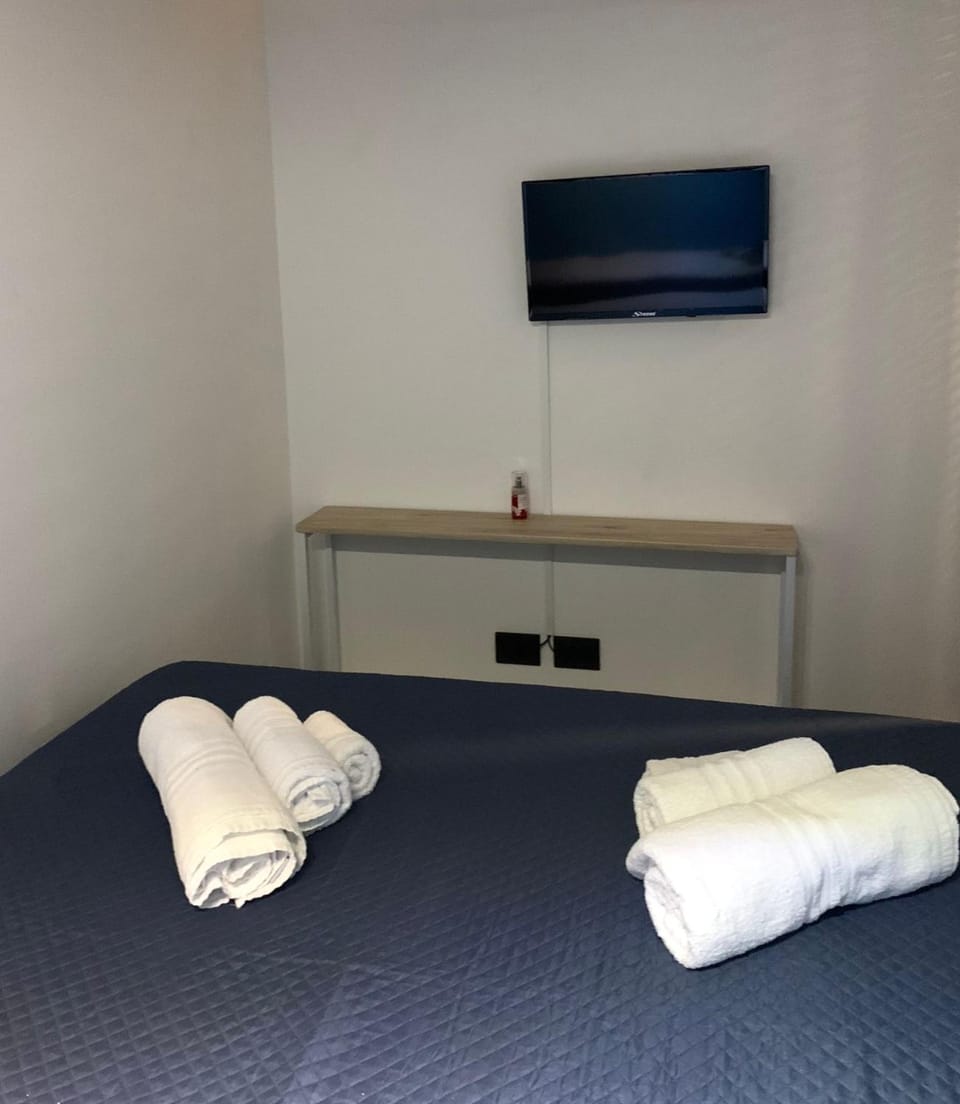 Bed, TV and multimedia, Bedroom, towels