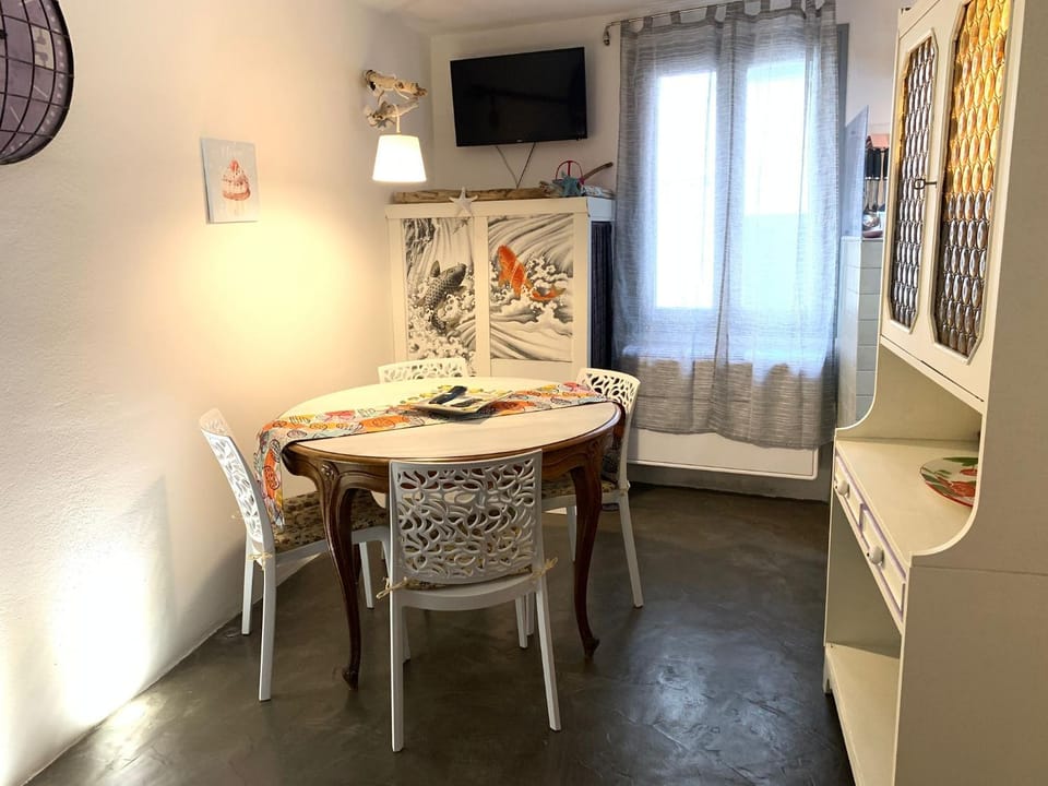 TV and multimedia, Living room, Dining area