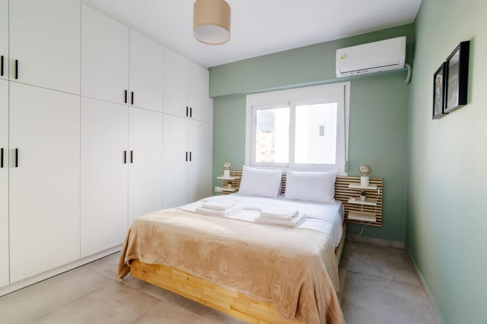 Bed, Photo of the whole room, Bedroom, wardrobe, air conditioner