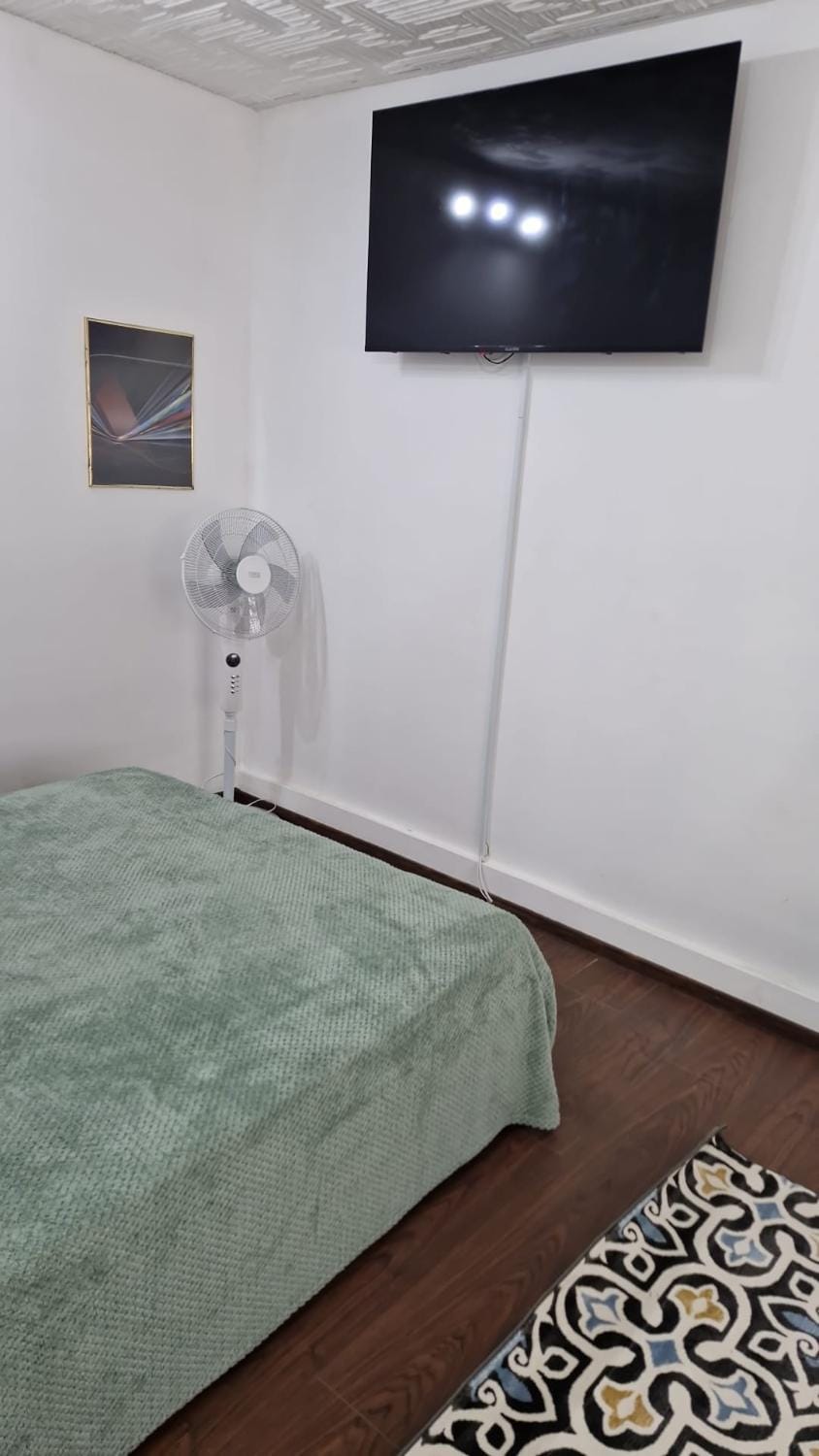 Bed, TV and multimedia, Photo of the whole room, Evening entertainment, Bedroom