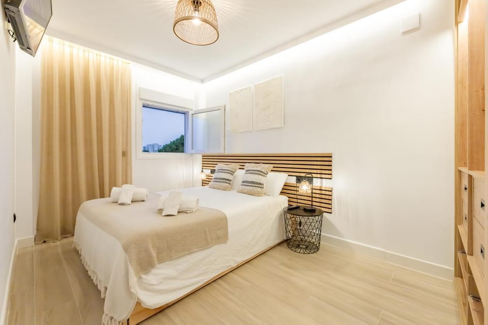 Bed, Night, TV and multimedia, Bedroom, wardrobe